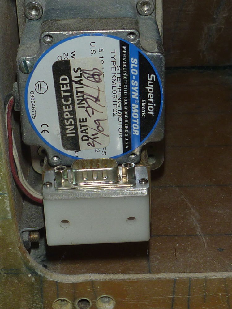 right-angle connector on servo